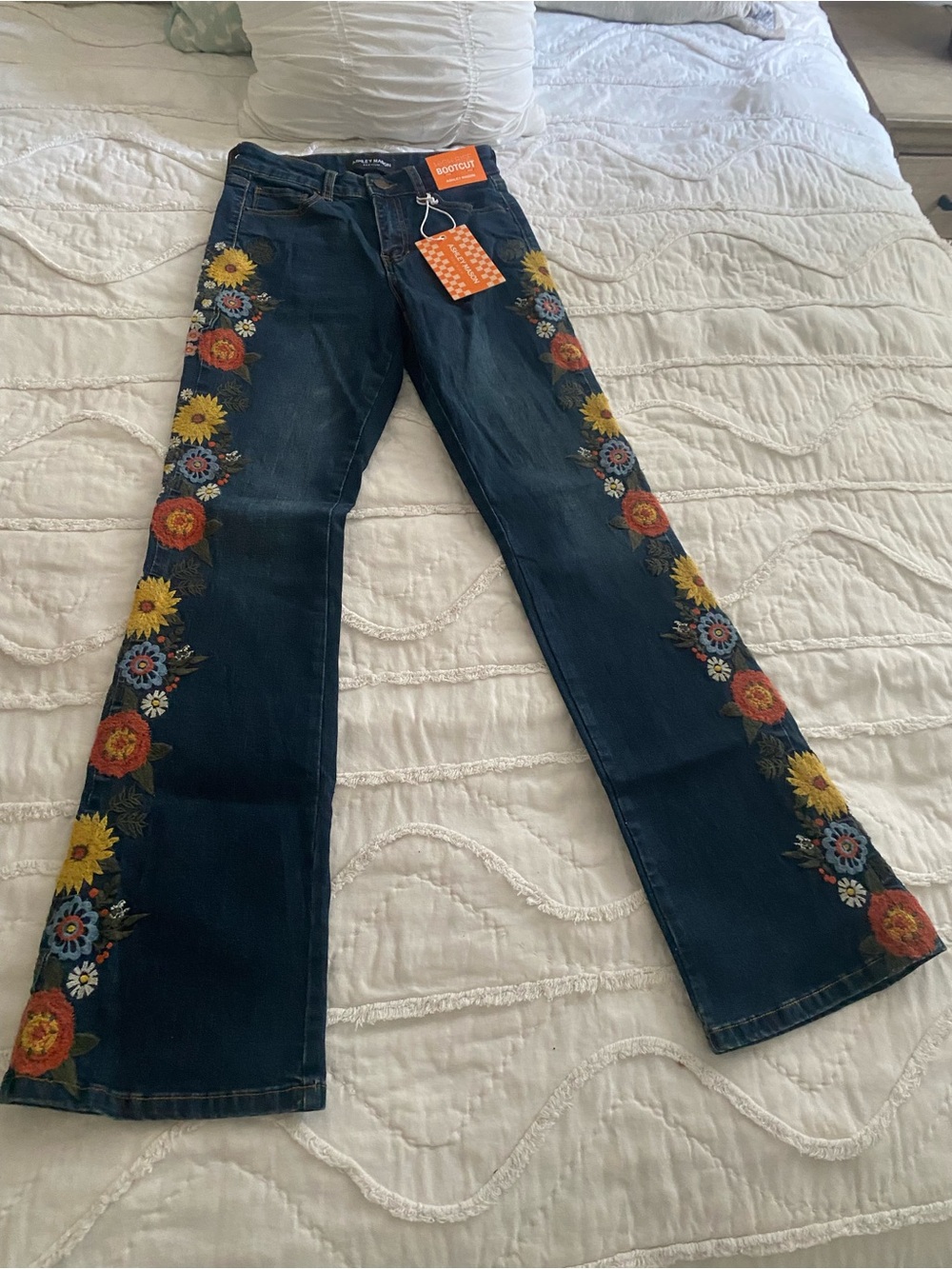 Ashley Mason Flare Jeans with Floral Embroidered Flowers SZ 25 NWT